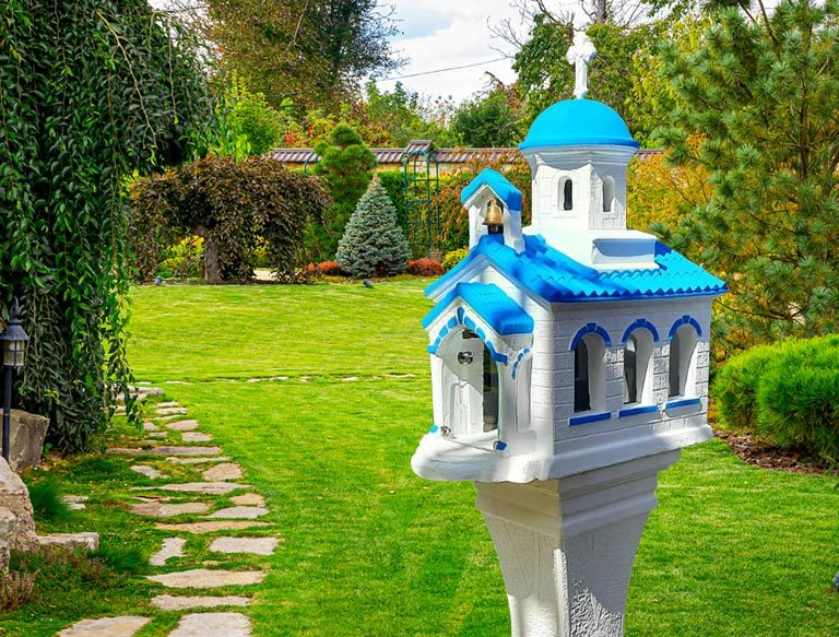 Vergleichsbild: Garten vor und nach Miniaturkirche "Hl Dimitrios" von Dekokirchen.